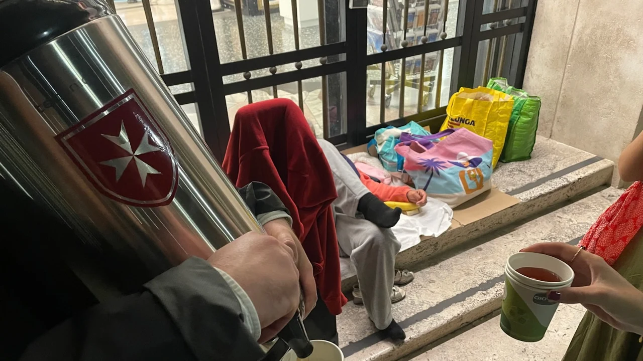 Jovens da Ordem de Malta levam alimentos a pessoas em situação de rua em Roma