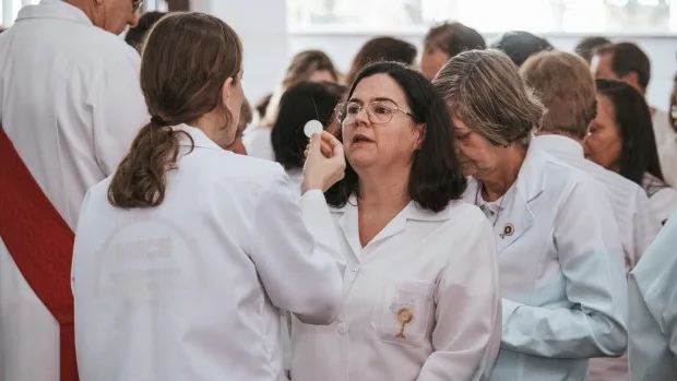 Diocese de Piracicaba atualiza normas para Ministros Extraordinários da Sagrada Comunhão; confira o documento