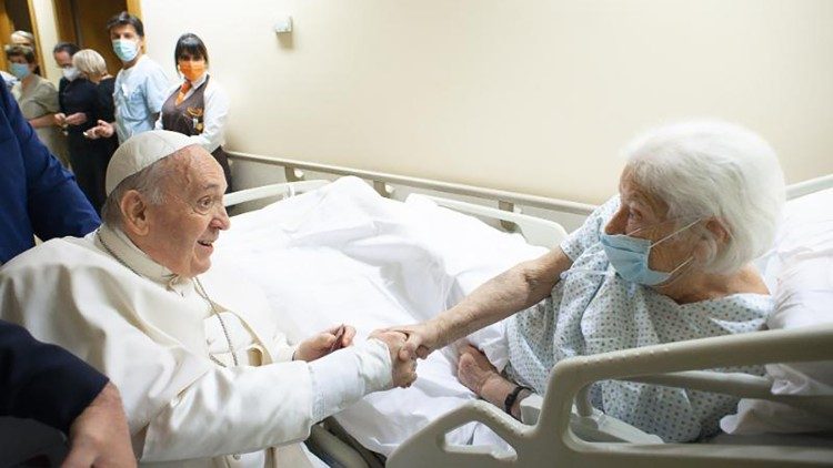  Papa: pós-operatório concluído. A alegria pela vitória da Argentina e da Itália no futebol